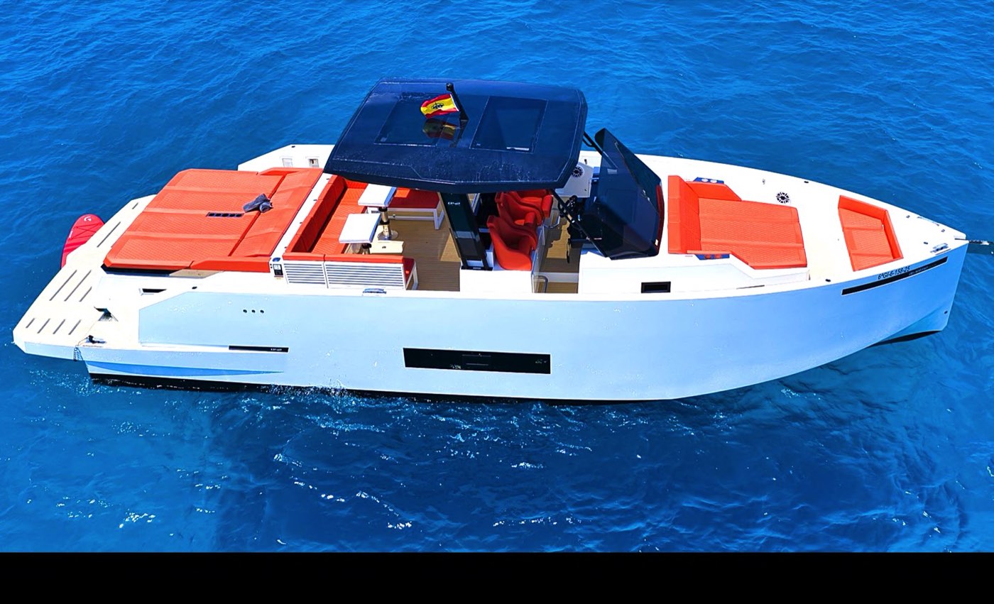 De Antonio 42 Open navegando frente a la costa de Ibiza